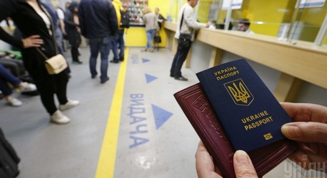 З України більше не випускатимуть чоловіків з подвійним громадянством