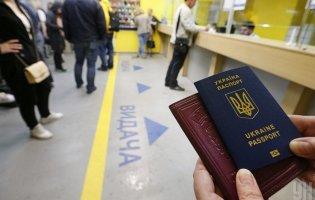 З України більше не випускатимуть чоловіків з подвійним громадянством