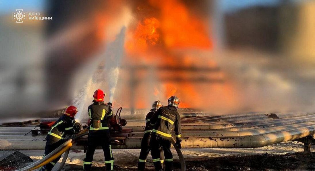 Атака рф: на Київщині більше доби гасять пожежу на підприємстві