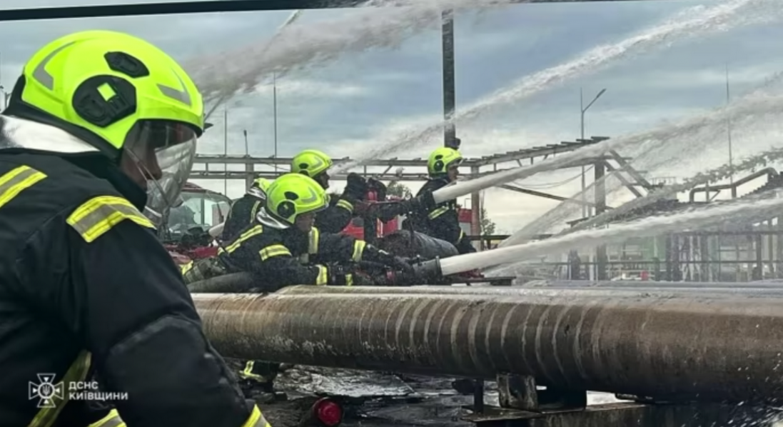 Атака рф: на Київщині пожежу на промисловому об’єкті гасять третю добу