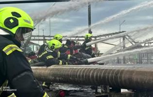 Атака рф: на Київщині пожежу на промисловому об’єкті гасять третю добу
