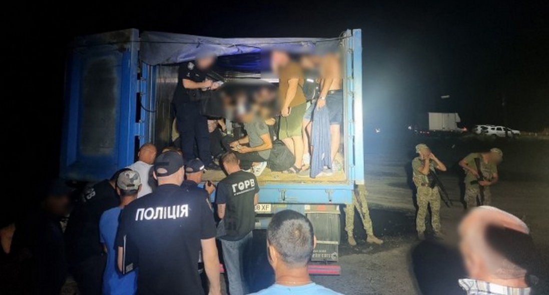 На кордоні з Молдовою у вантажівці виявили 41 ухилянта: був і волинянин