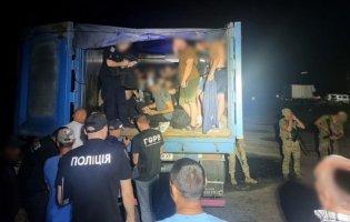 На кордоні з Молдовою у вантажівці виявили 41 ухилянта: був і волинянин