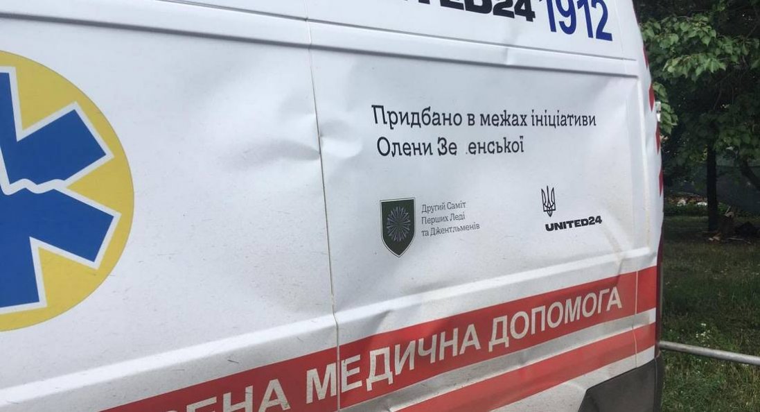 На Харківщині росіяни обстріляли машину «швидкої»