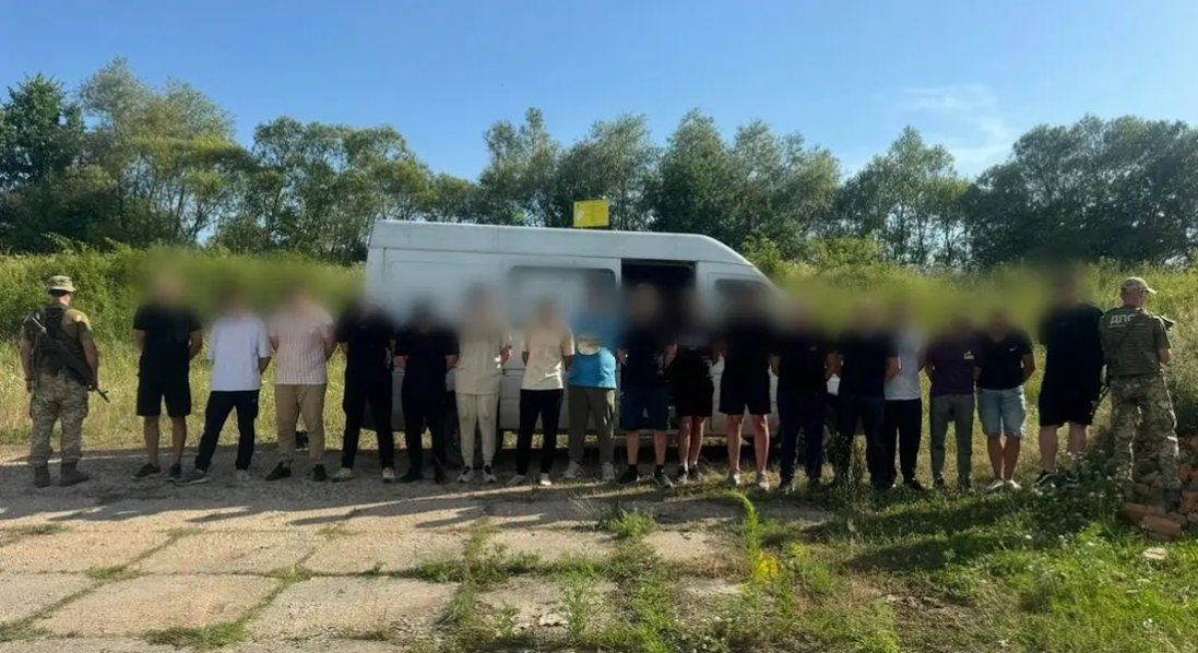 На кордоні з Угорщиною затримали бус з 17 чоловіками