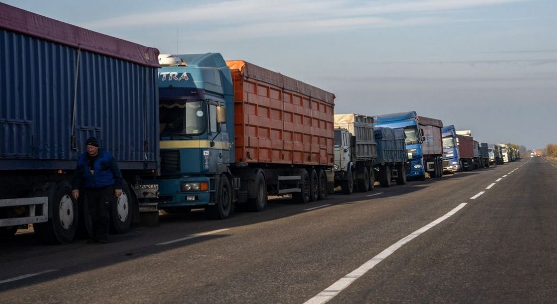 Польща призупинила пропуск українських вантажівок: що відомо