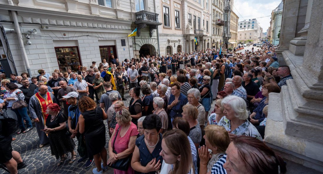 У Львові тисячі людей прийшли провести мовознавицю Ірину Фаріон