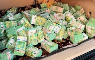 Постачали продукти для Міноборони: у багажнику бухгалтера компанії знайшли понад 4,7 млн євро