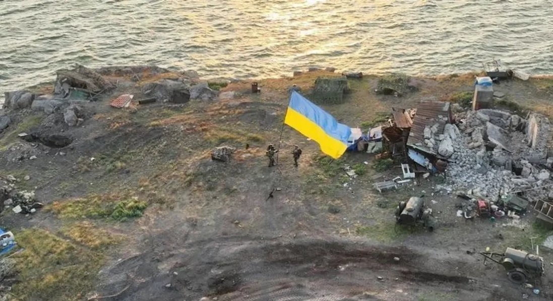 Звільнення Зміїного: бійці ГУР пливли в морі на надувному човні понад добу