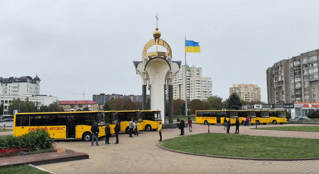 На Волині навчальні заклади отримали 8 шкільних автобусів