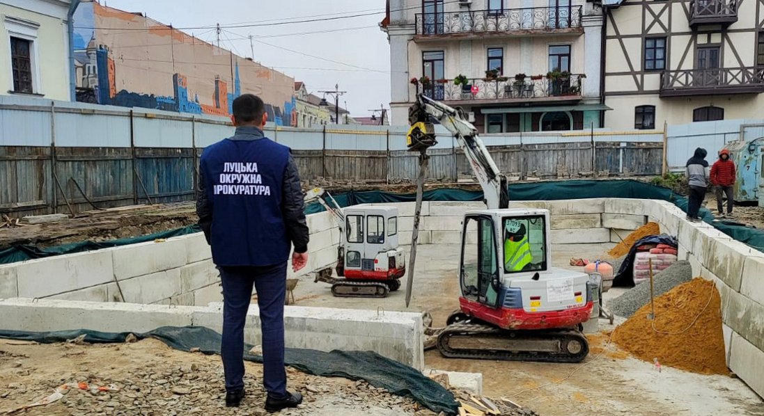 Скандальне будівництво у Старому місті: прокурори провели огляд місця події