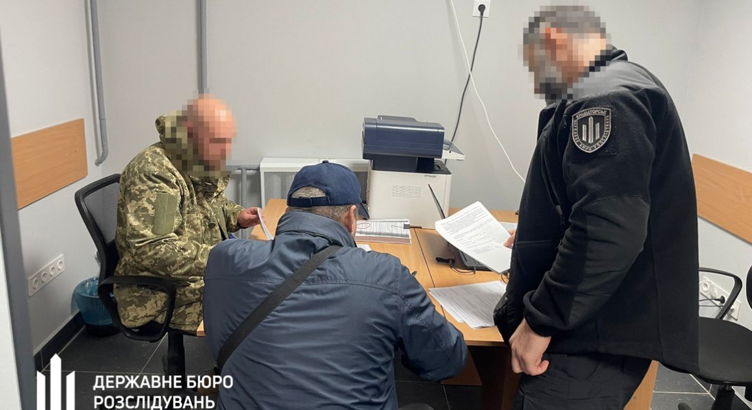 Допоміг отримати дружині 1 млн грн «бойових» виплат: викрили полковника медслужби