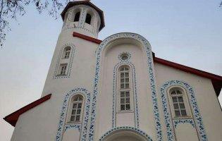 У Маріуполі окупанти взялися за храм, розписаний «петриківкою»