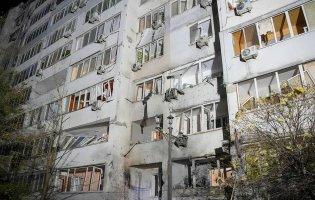 Нічна атака по Одесі: уламки дронів пошкодили будинки та авто, є постраждала