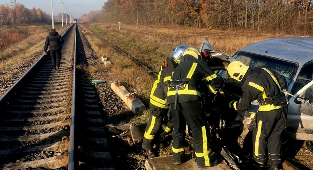 На Волині зіткнулися авто та потяг