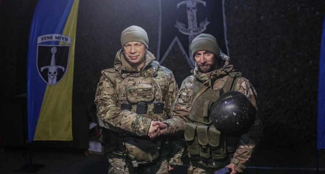 Сирський вручив танкісту з Волині «Хрест Хоробрих»