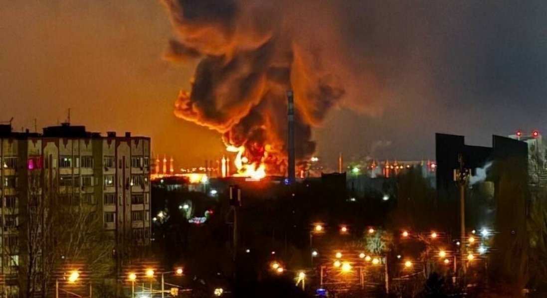 На росії після атаки горить сховище палива для авіабази