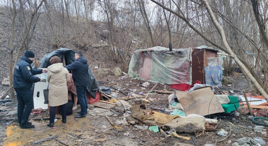 На Тернопільщині сім’я з п'ятьма дітьми жила у лісосмузі