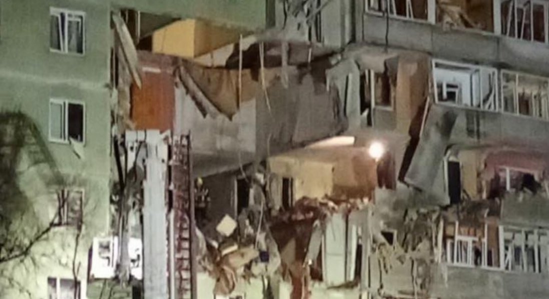 У Сумах дрон влучив у багатоповерхівку: є постраждалі