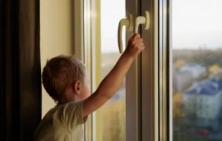 На Волині з вікна другого поверху випав чотирирічний хлопчик