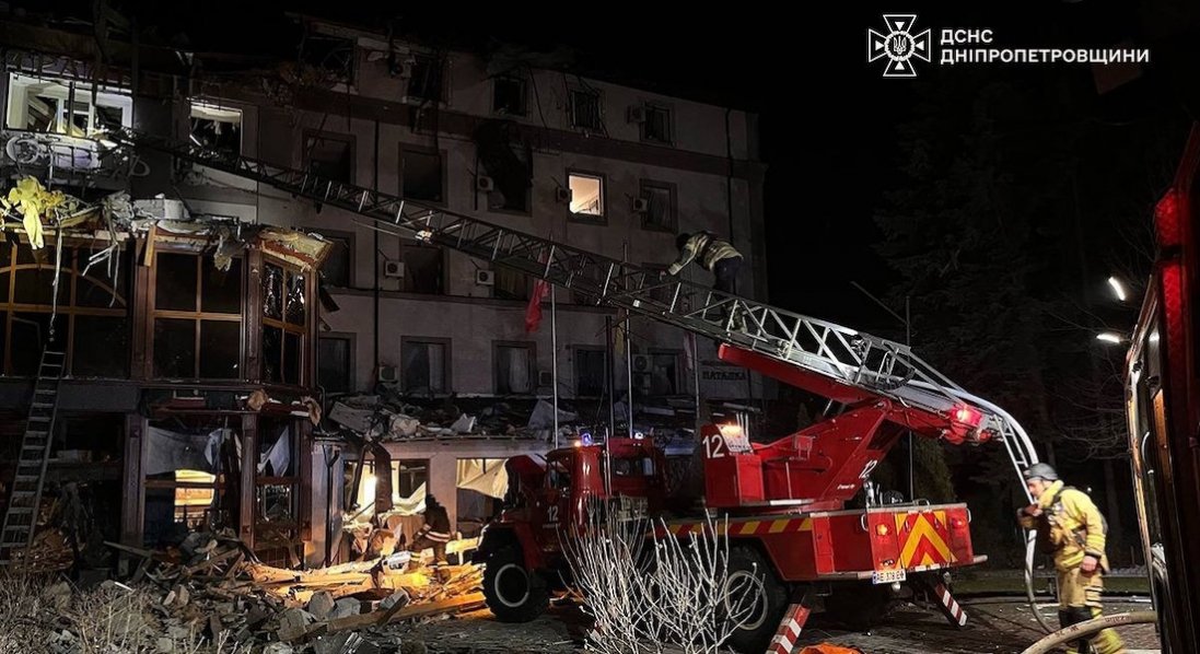 росіяни вдарили по готелю у Кривому Розі: є загиблі