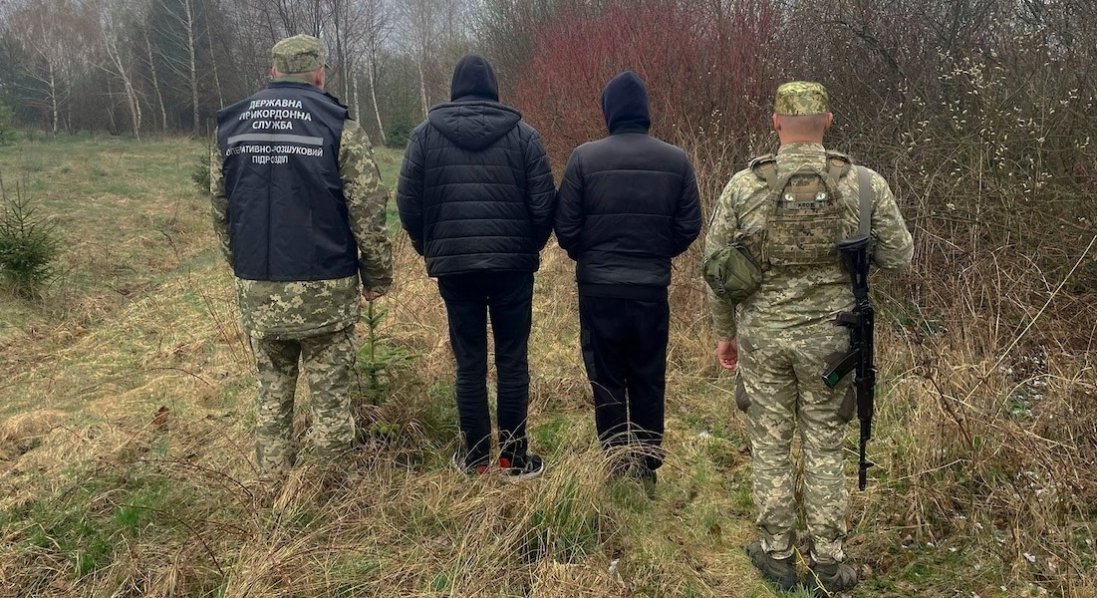 Хотіли незаконно потрапити за кордон: на Волині прикордонники затримали чоловіків