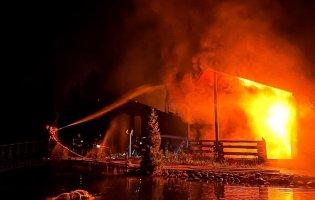 На Київщині горів готельно-ресторанний комплекс через атаку рф