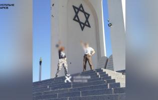 У Харкові підлітки показували нацистський жест на меморіалі жертвам Голокосту