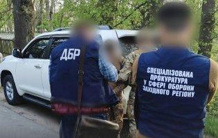 Допомагав тютюновим контрабандистам: правоохоронця з Волині викрили і затримали