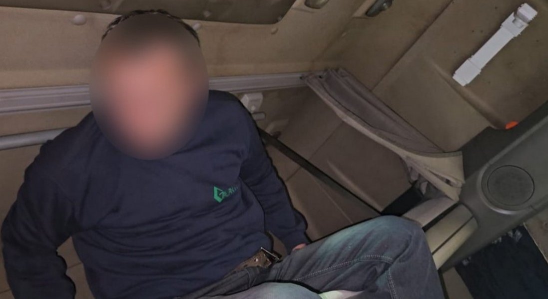 На «Ягодині» прикордонники виявили чоловіка, який сховався у вантажівці