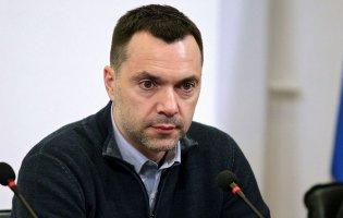 Проти Арестовича та блогера Олешка увів санкції