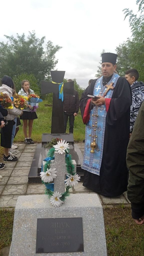 На панахиду прийшли до могили повстанців навіть школярі