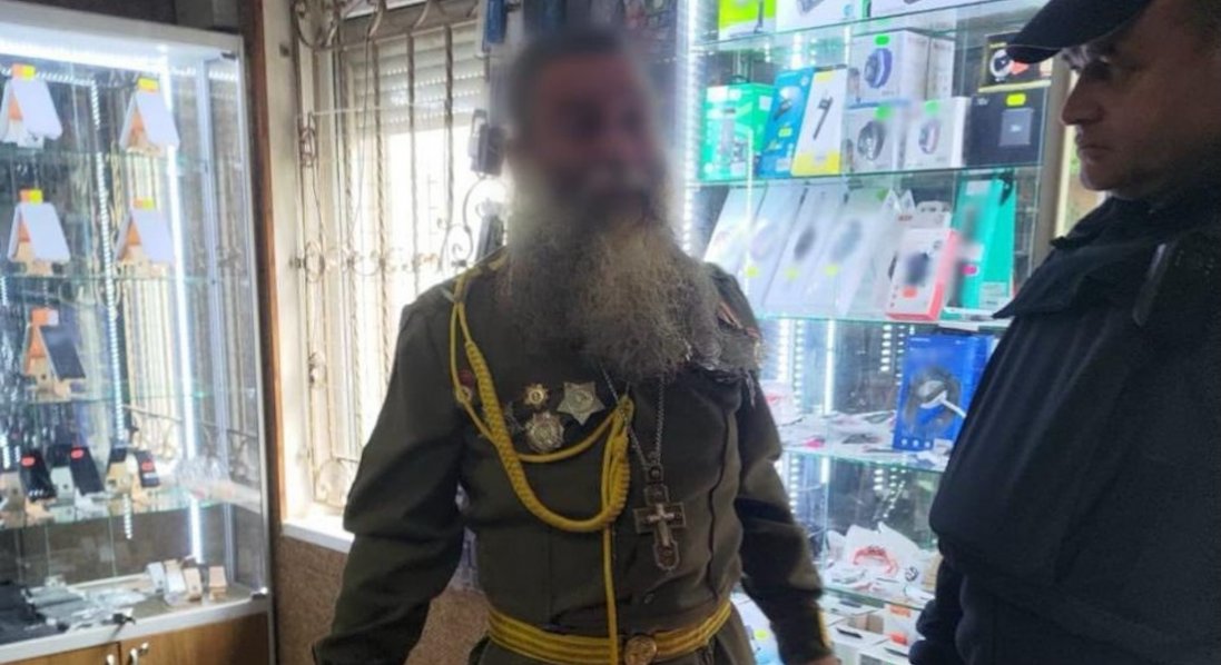 На Закарпатті священник розгулював у підряснику, стилізованому під радянську форму