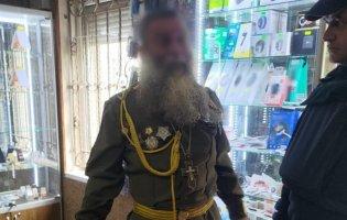 На Закарпатті священник розгулював у підряснику, стилізованому під радянську форму