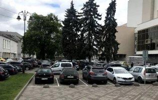 У Луцьку парковка біля Палацу культури - платна