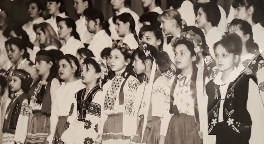 Волинська історикиня показала 100-літню вишиванку