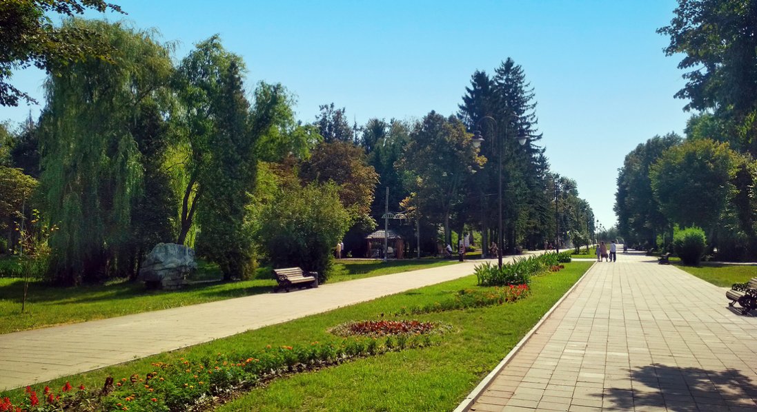 У центральному парку Луцька відремонтують сходи і пішохідні доріжки