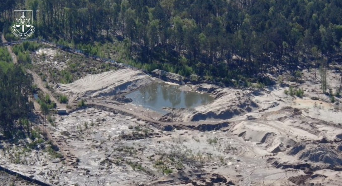 На Рівненщині викрили масштабну схему незаконного видобутку бурштину