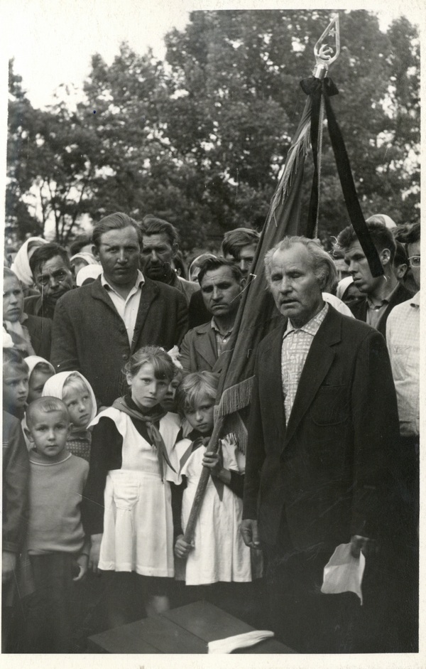 На показове перепоховання зігнали і старих, і малих