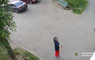 У Києві жінка стріляла по дверях житлового будинку