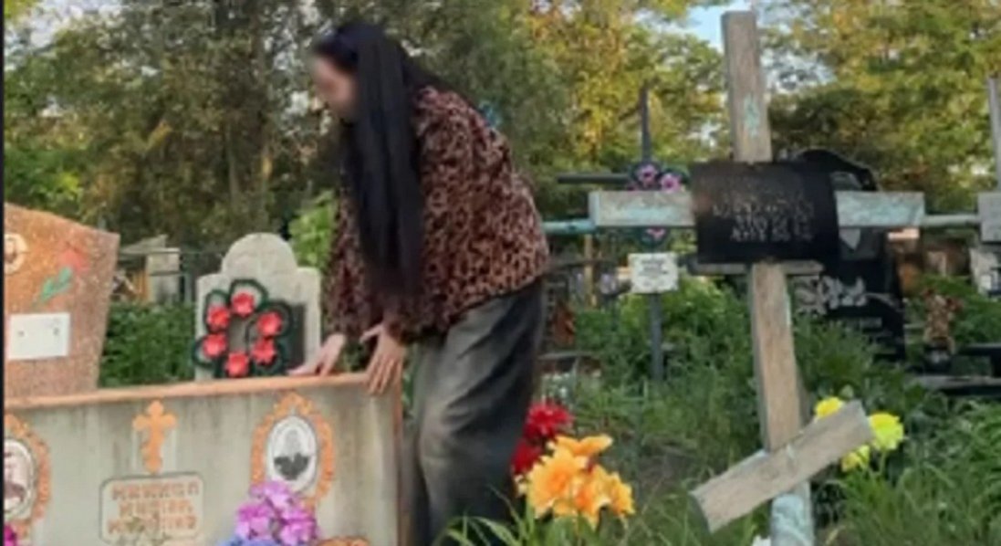 У Дніпрі підлітка танцювала на могилах під російську музику