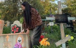 У Дніпрі підлітка танцювала на могилах під російську музику