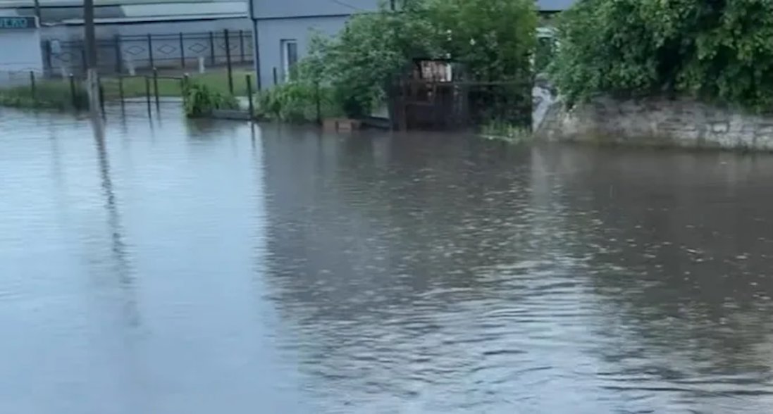 У Нововолинську через зливу води по коліна