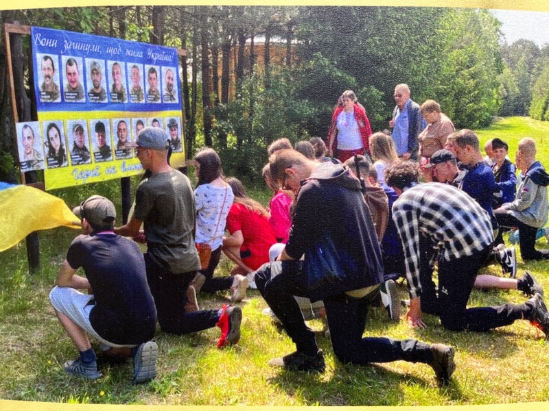 Молодь ушановує героїв (фото зі стенду на Вовчаку)