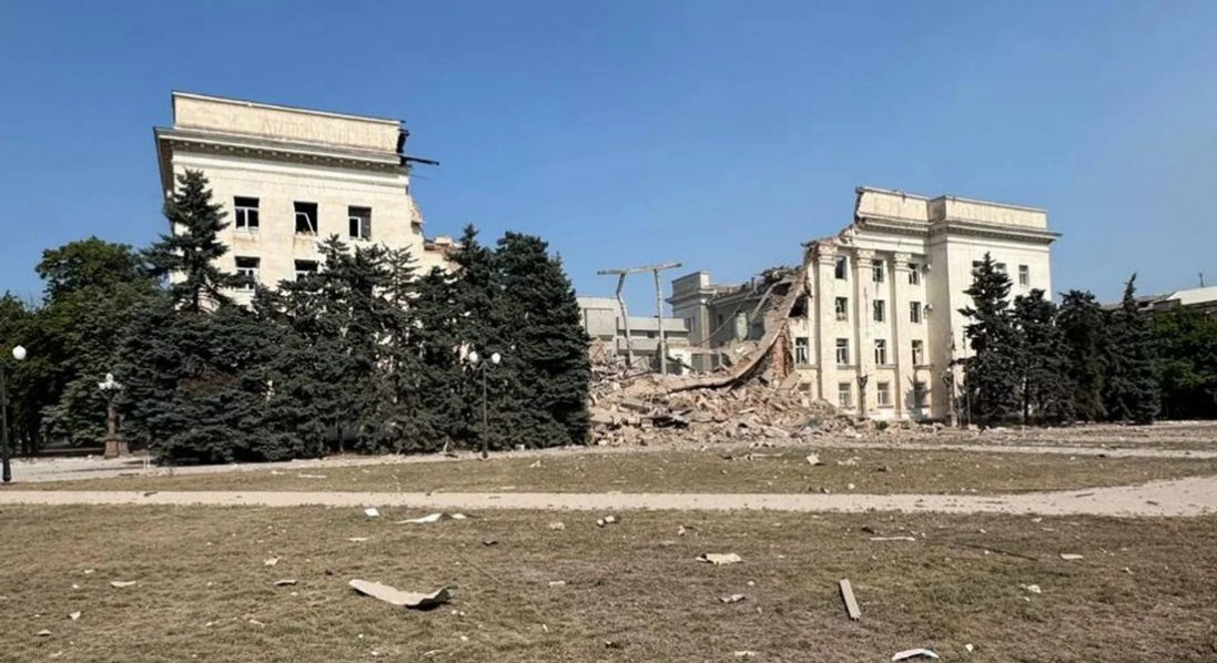 У Херсоні росіяни вдруге за день вдарили по будівлі ОВА: її знищили