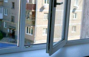 У Луцьку з 8-го поверху випав чоловік