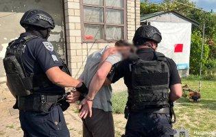 На Вінниччині перед похороном військового помітили чоловіка, загорнутого в прапор рф