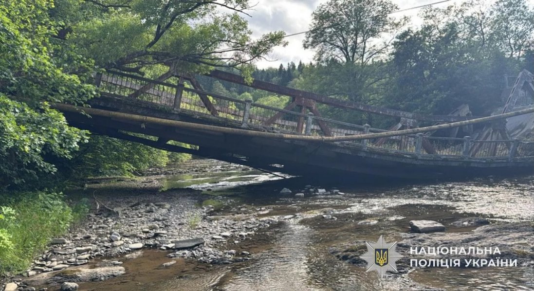 На Закарпатті у річку обвалився міст