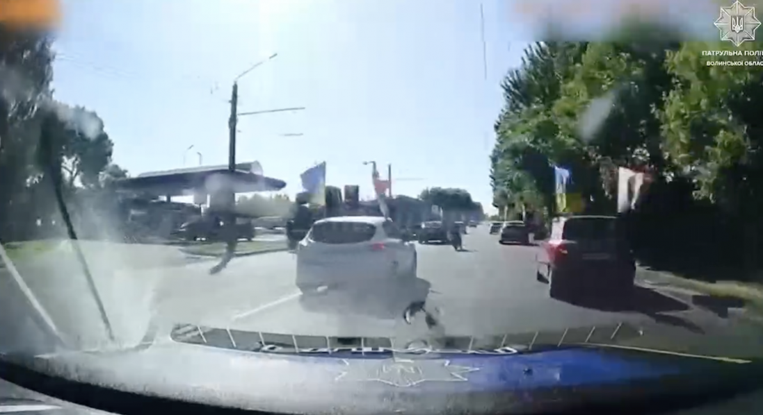 У Луцьку п'яний мотоцикліст їхав між кортежем «На Щиті»