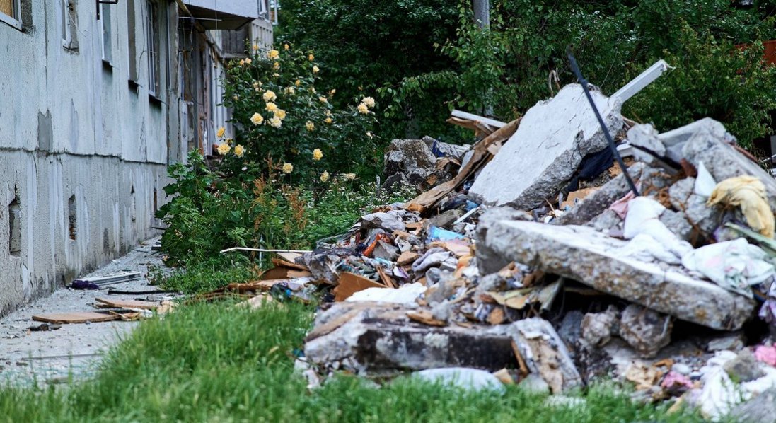 У Луцьку досі прибирають сміття після ракетного удару